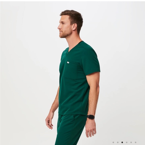 Figs NEW NWT 	men's Forest Green Leon Three-Pocket Scrub Top - 2XL Forest Green - Picture 4 of 6